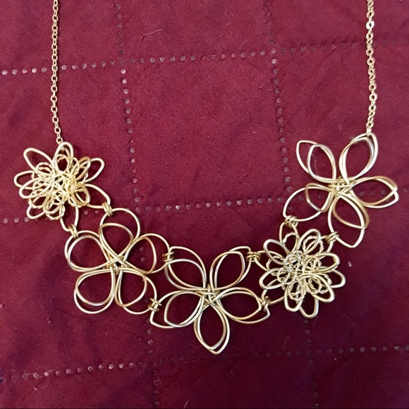 SOLD🎖🆕 LOFT Gold Floral Statement Necklace - Picture 6 of 8